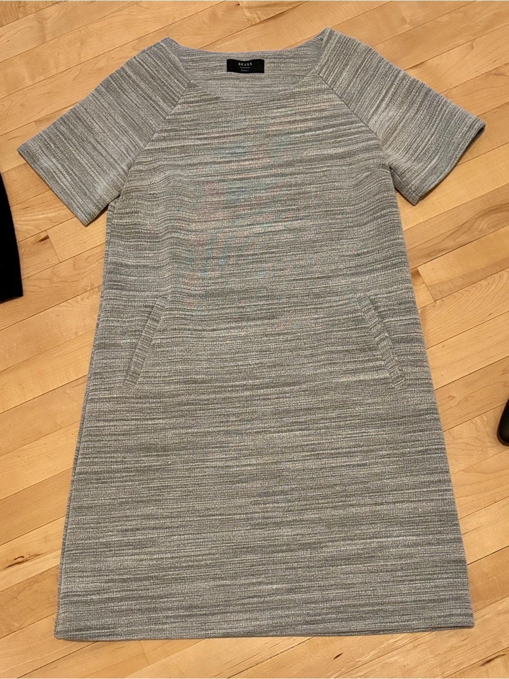 Brass Clothing - Gray Textured Short-Sleeve Knit Shift Mini Dress - Classic!